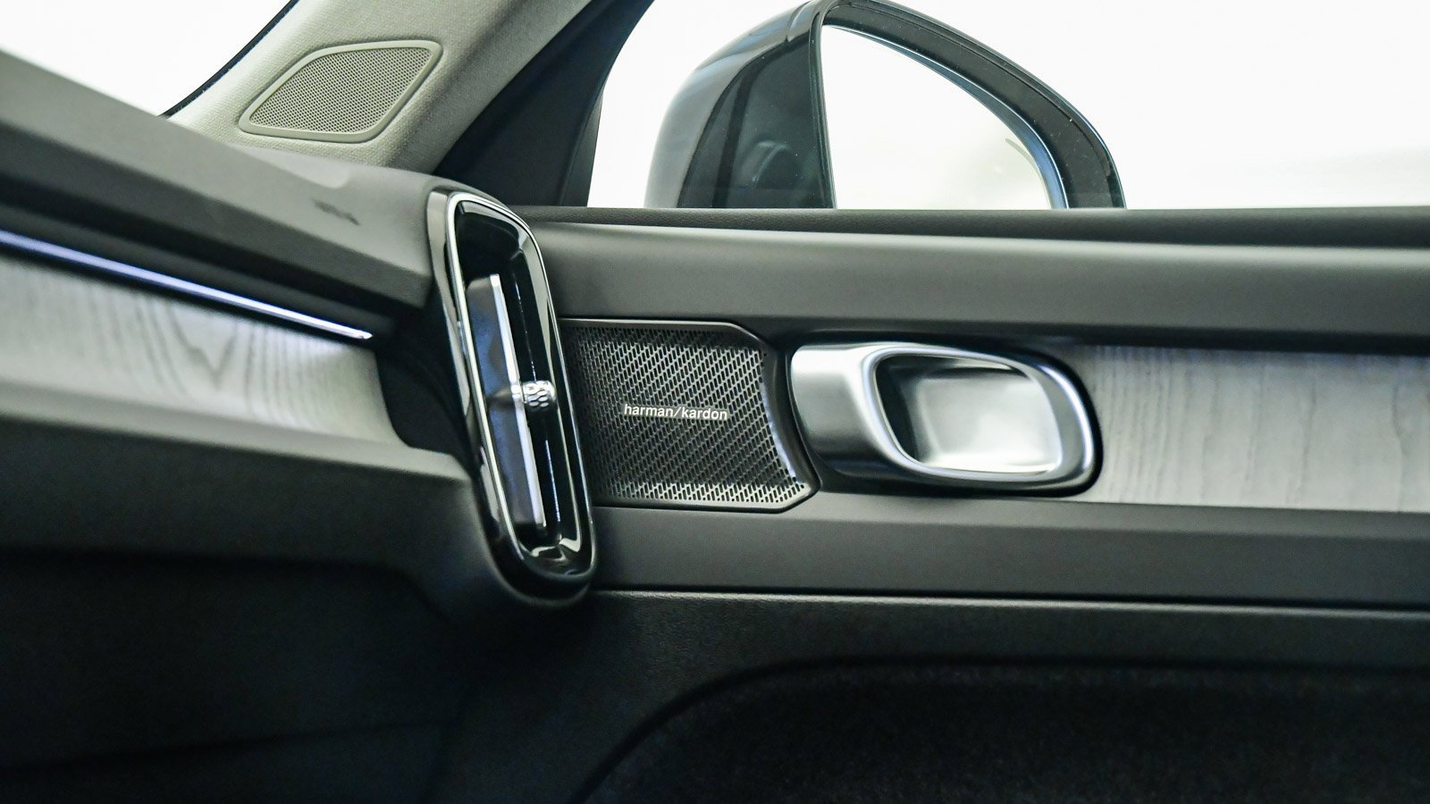 Certified 2025 Volvo XC40 B5 Ultra w/ Climate Package image 26