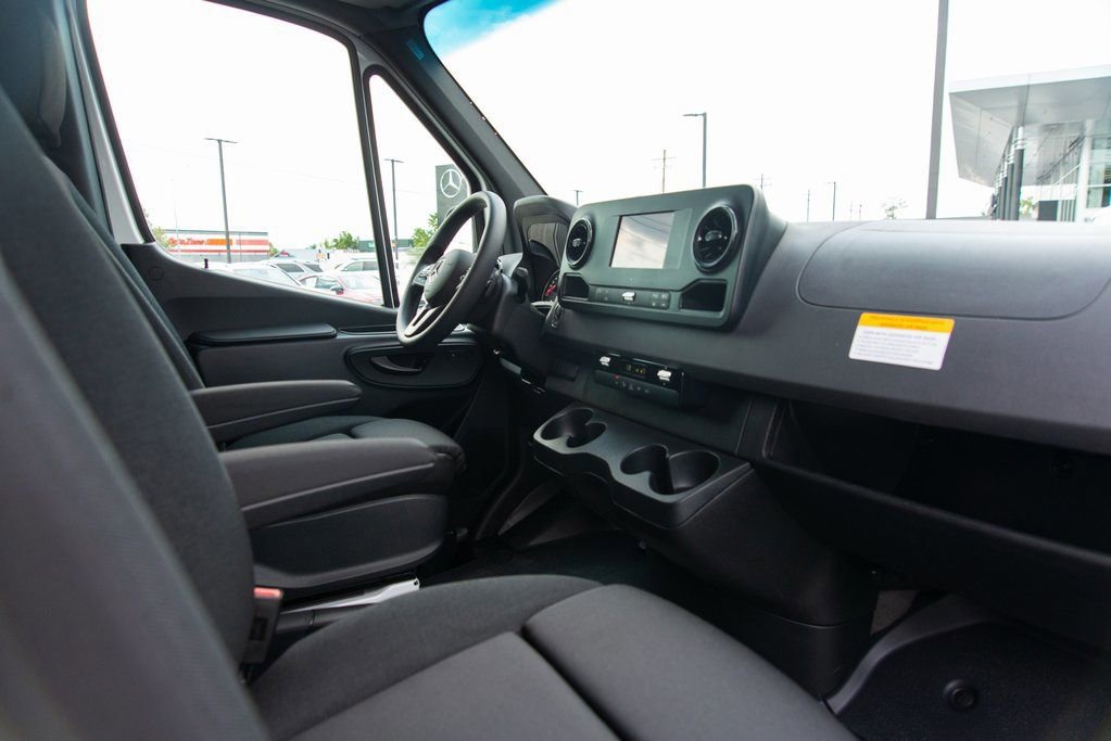 Used 2024 Mercedes-Benz Sprinter 2500 image 29