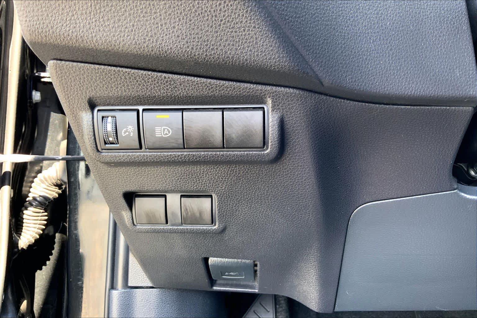Used 2025 Toyota Corolla Cross XLE FWD image 33