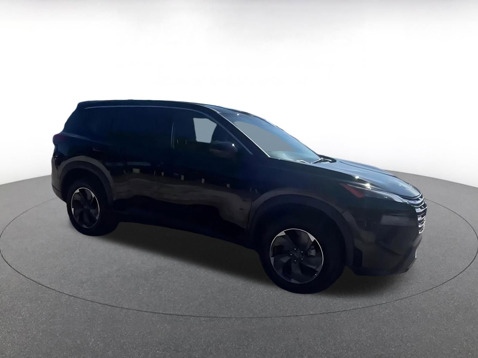 Used 2025 Nissan Rogue SV image 2