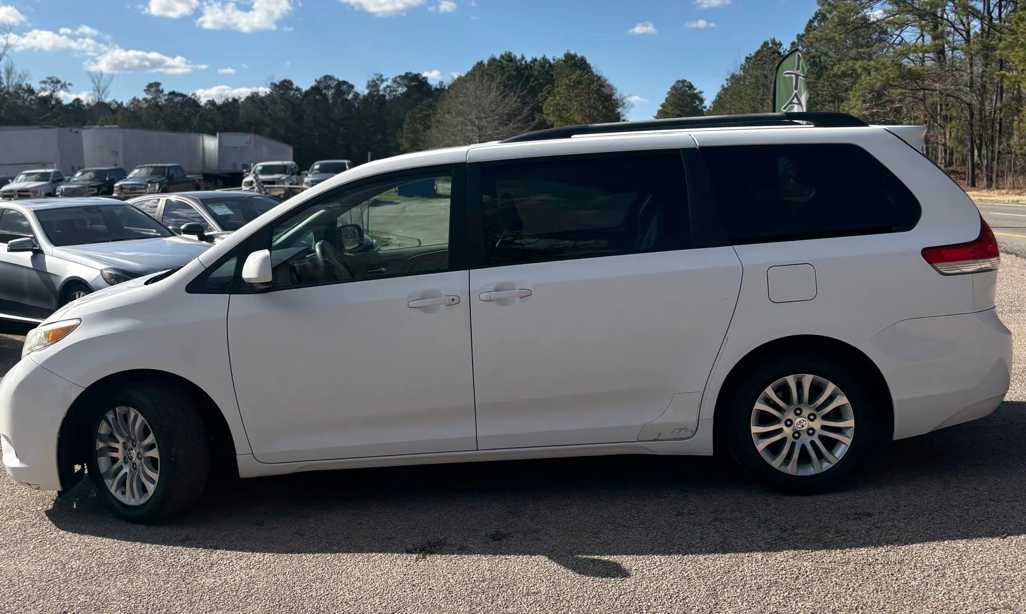 Used 2011 Toyota Sienna XLE w/ Entertainment Pkg image 4