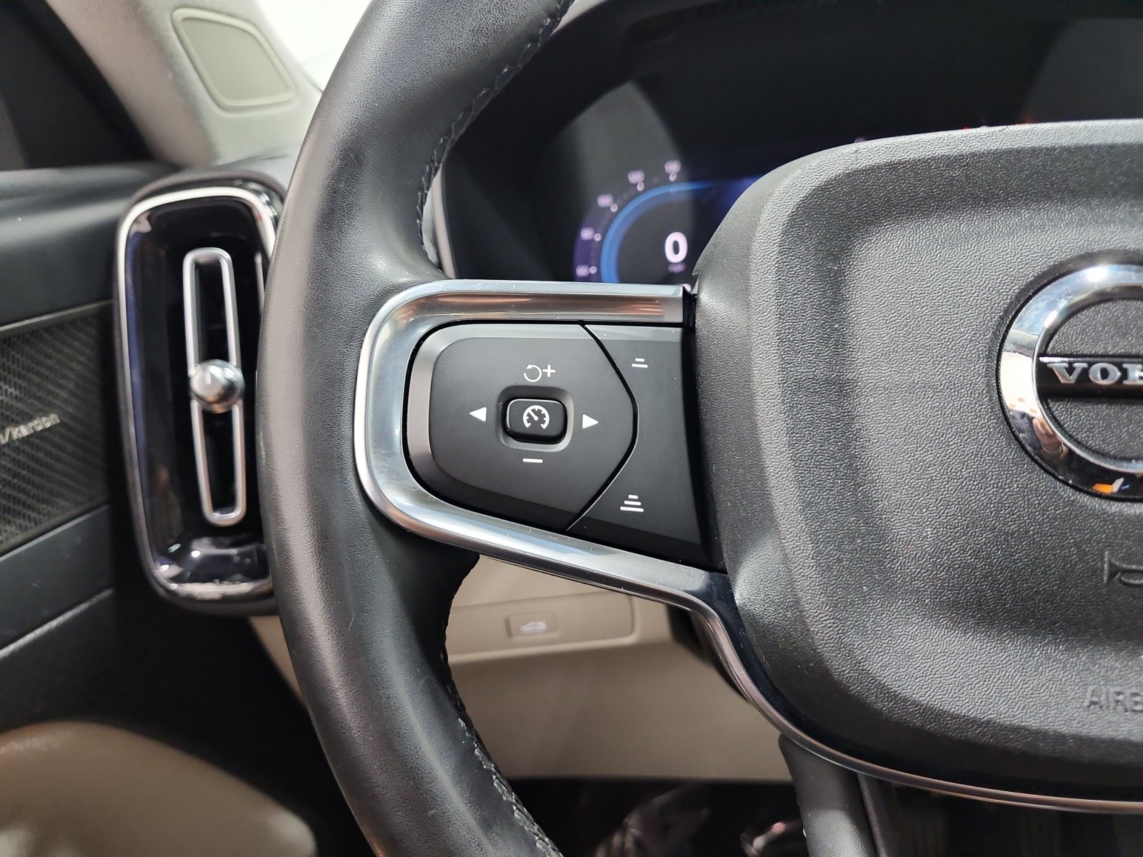 Used 2023 Volvo XC40 B5 Ultimate w/ Protection Package Premier AWD/4WD image 25