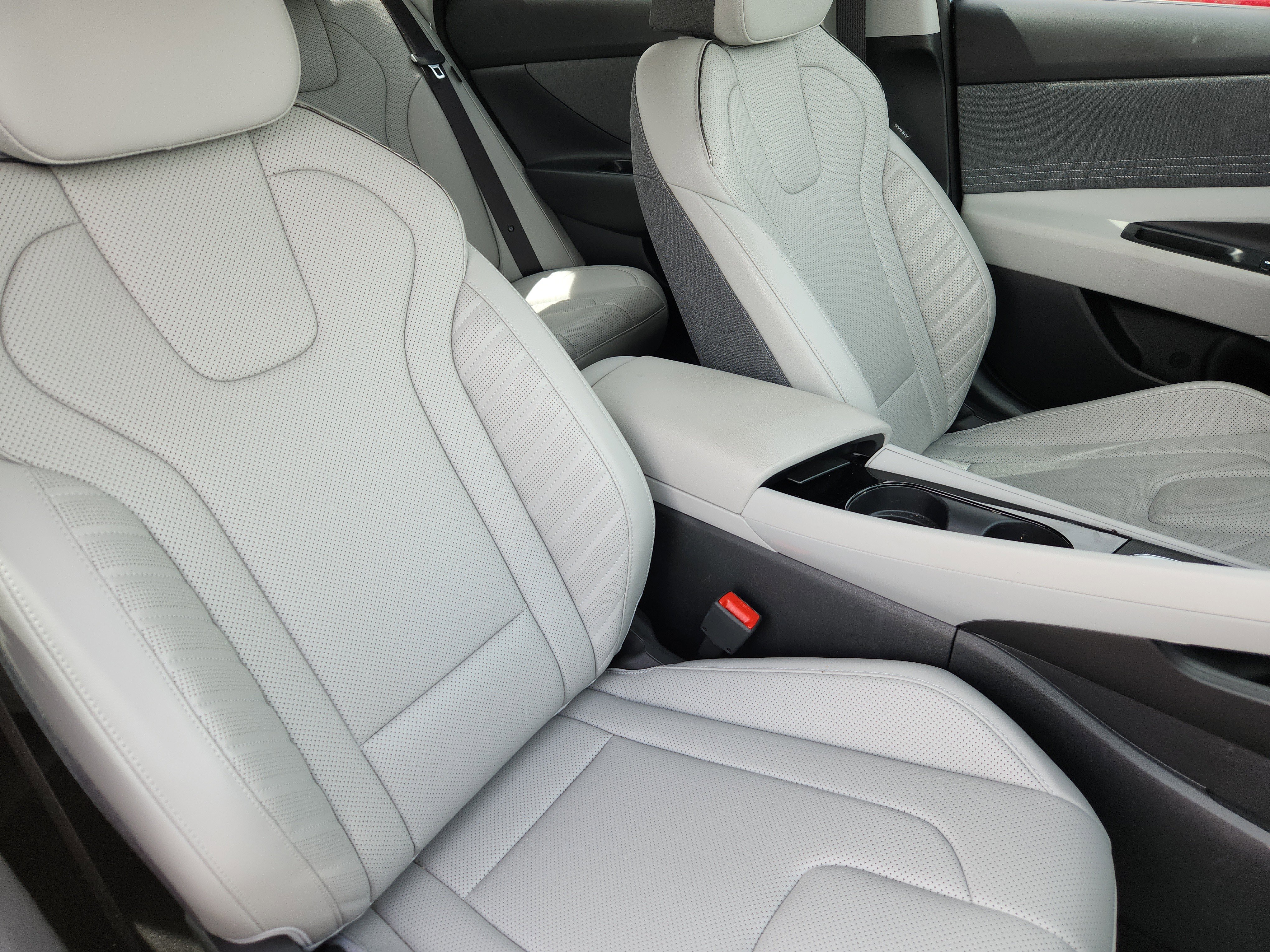 Used 2025 Hyundai Elantra Limited image 14