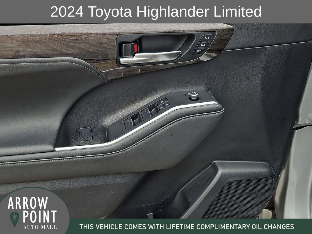 Used 2024 Toyota Highlander Limited FWD image 21