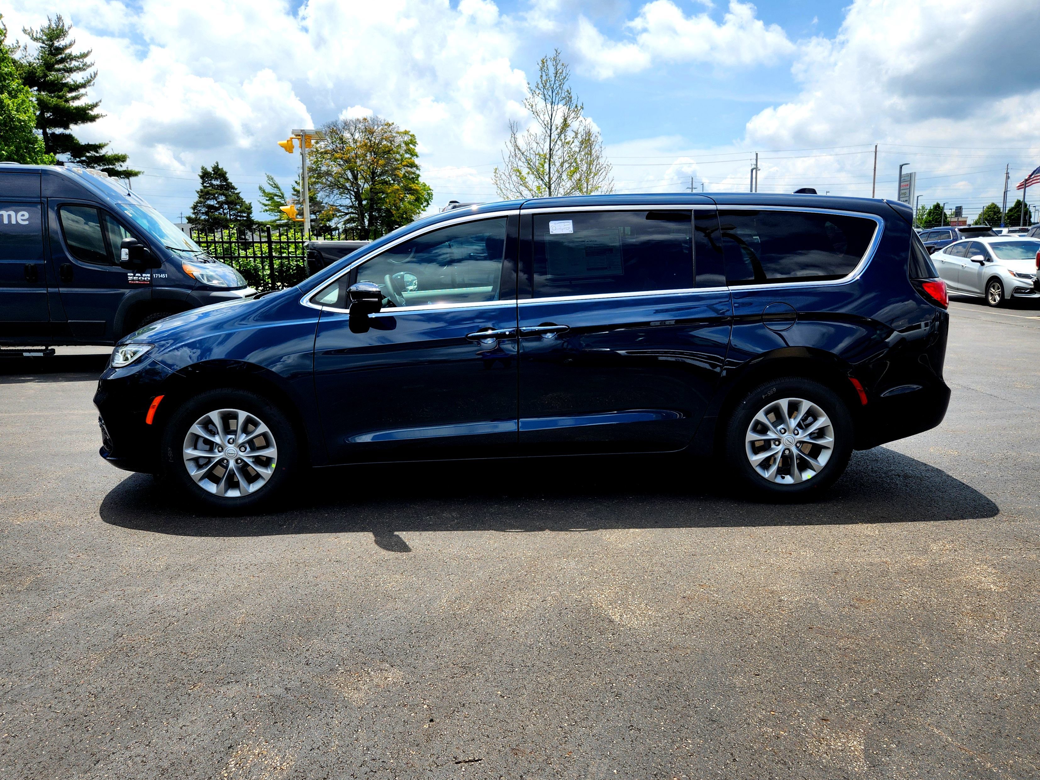 New 2025 Chrysler Pacifica Select w/ Uconnect Theater Family Group image 6