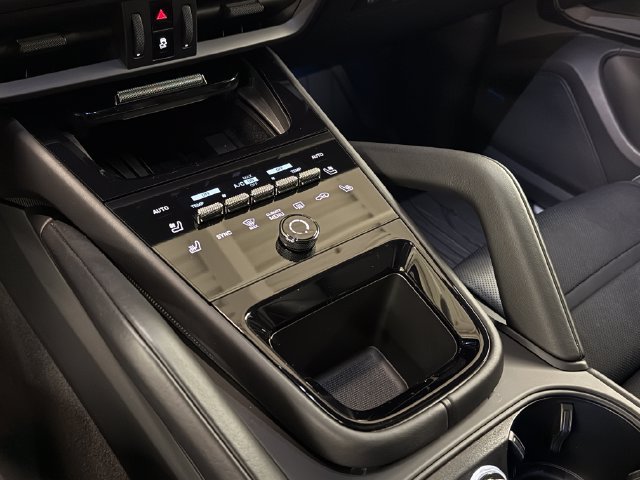 Certified 2025 Porsche Cayenne E-Hybrid w/ Premium Package Plus AWD/4WD image 26