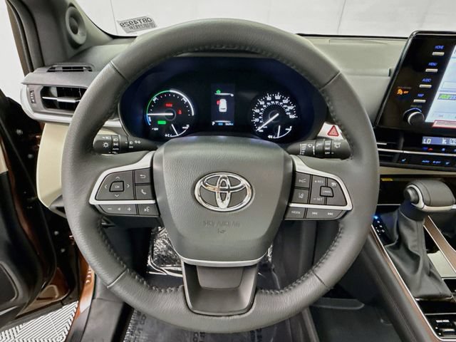 Used 2024 Toyota Sienna XLE w/ XLE Plus Package FWD image 11