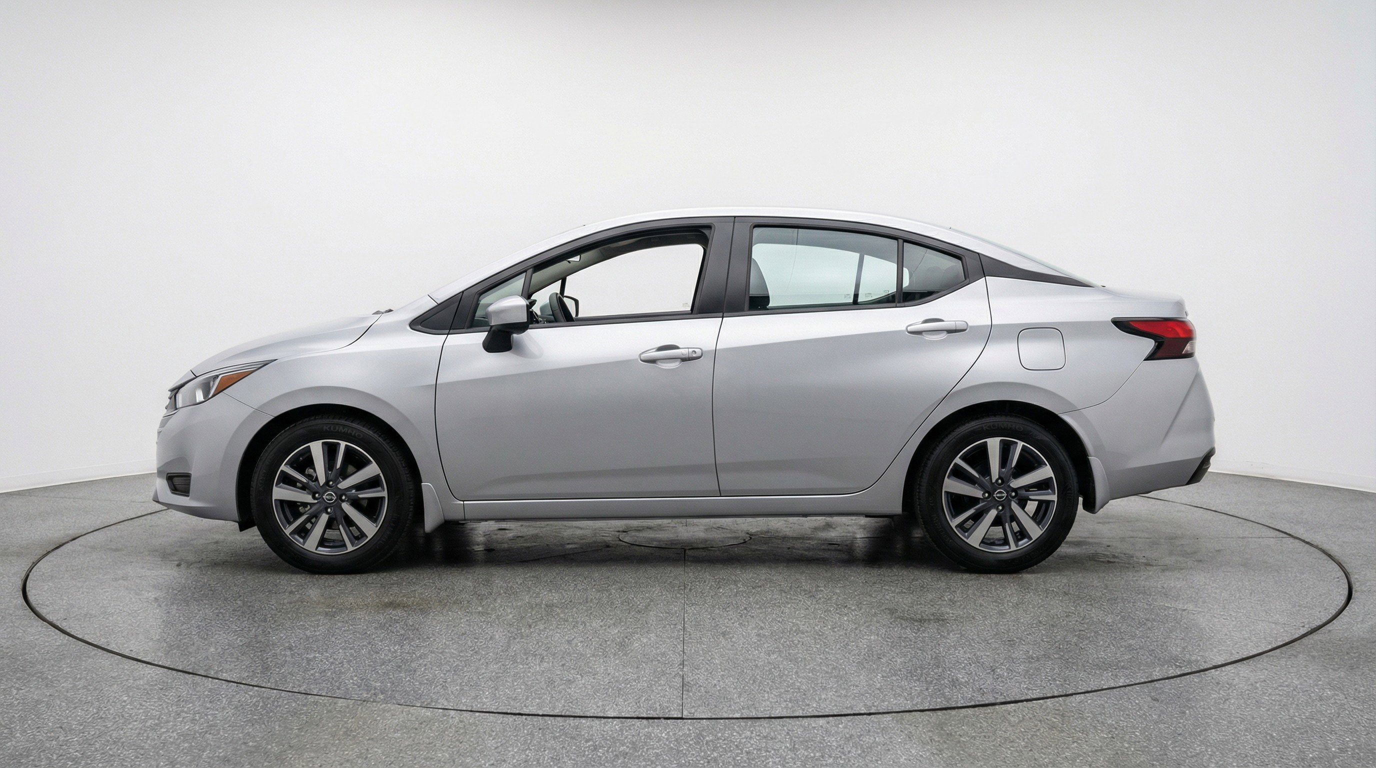 Used 2025 Nissan Versa SV image 5