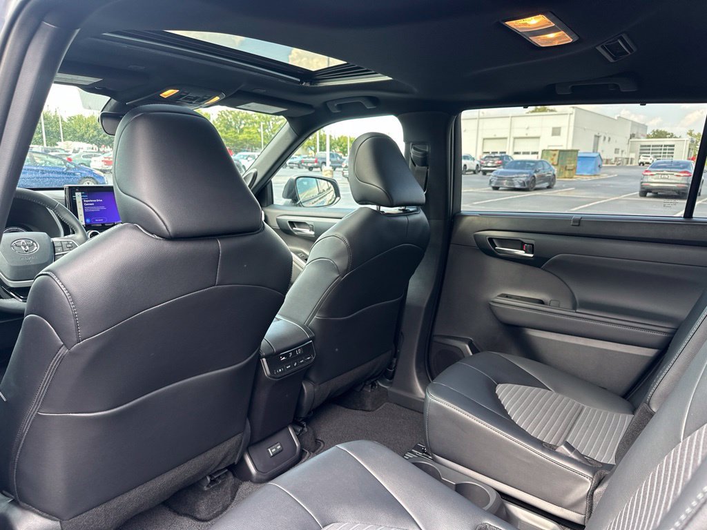 Used 2025 Toyota Highlander XSE AWD/4WD image 30