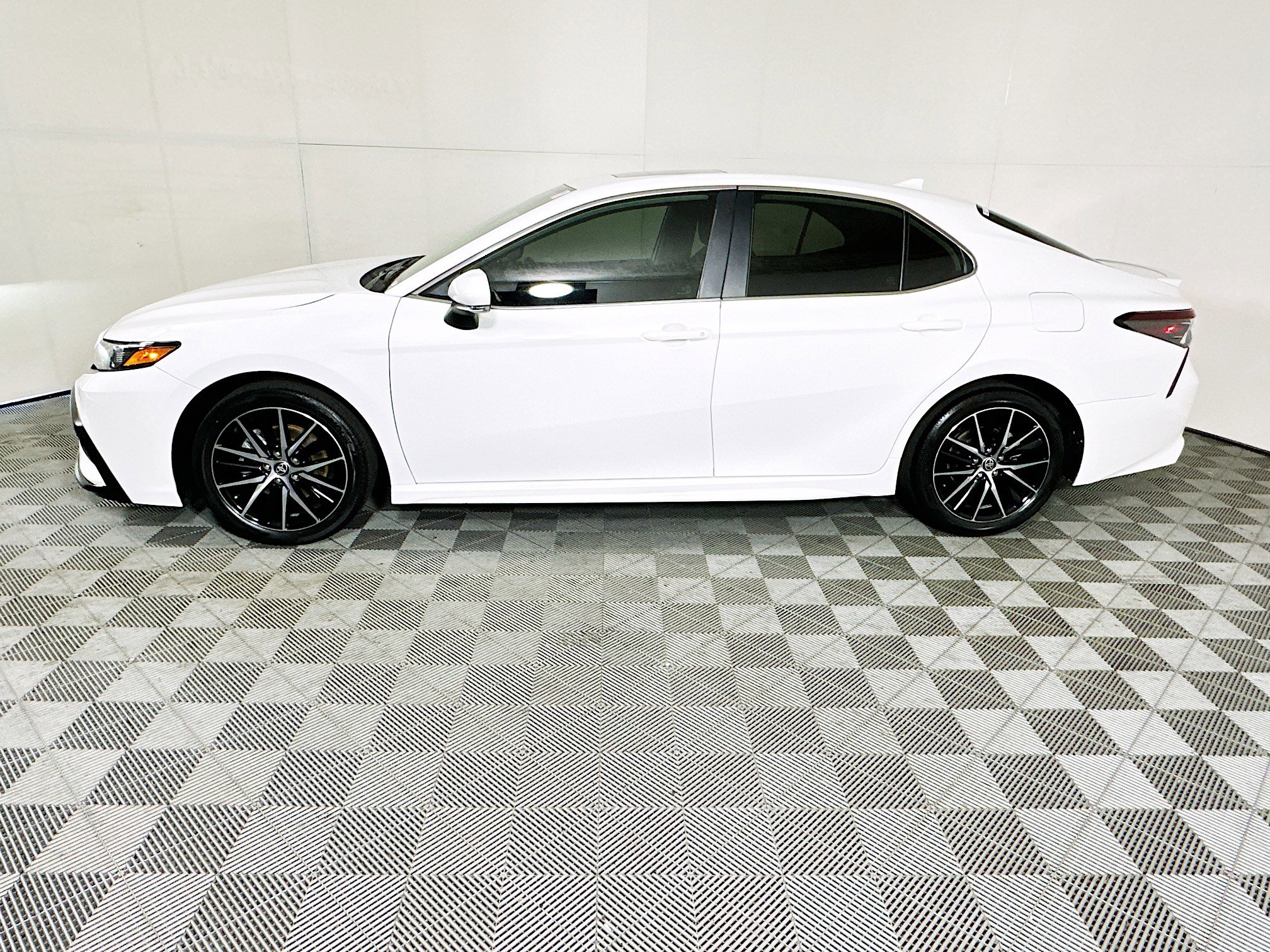 Used 2024 Toyota Camry SE w/ Convenience Package FWD image 6