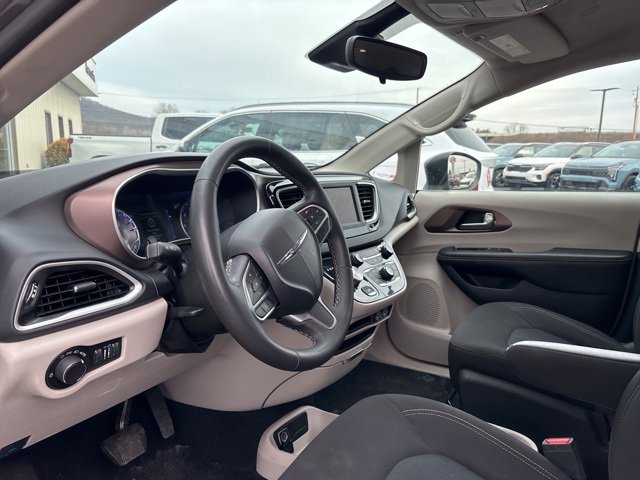 Used 2023 Chrysler Voyager LX image 8