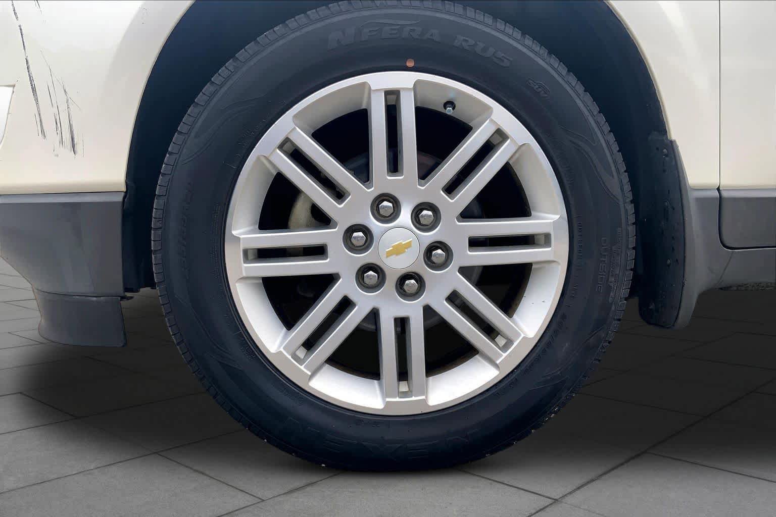 Used 2011 Chevrolet Traverse LT w/ White Premiere Package FWD image 10