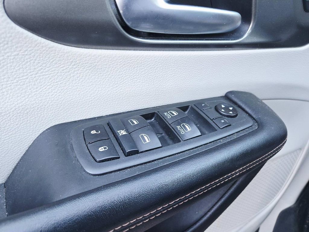 Used 2020 Chrysler Pacifica Touring-L image 37