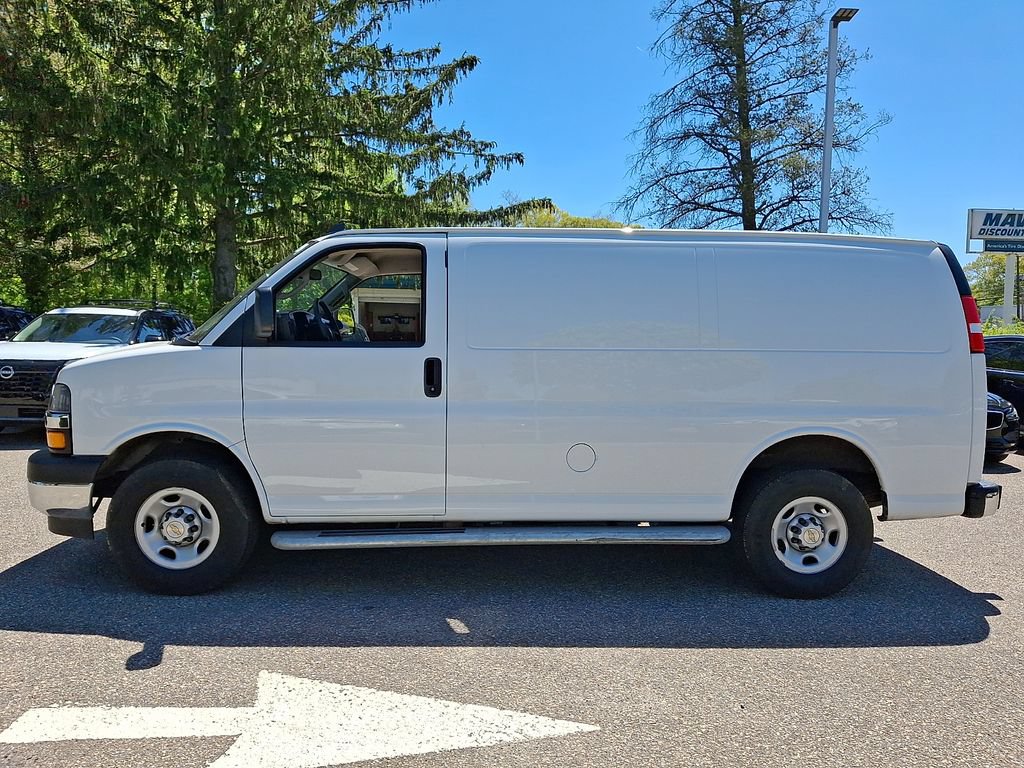 Used 2024 Chevrolet Express 2500 w/ Driver Convenience Package RWD image 4