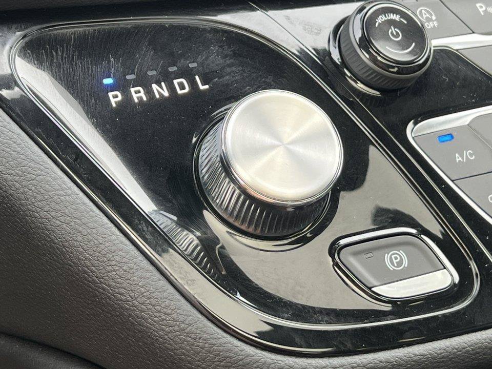 Used 2026 Chrysler Pacifica Limited FWD image 33