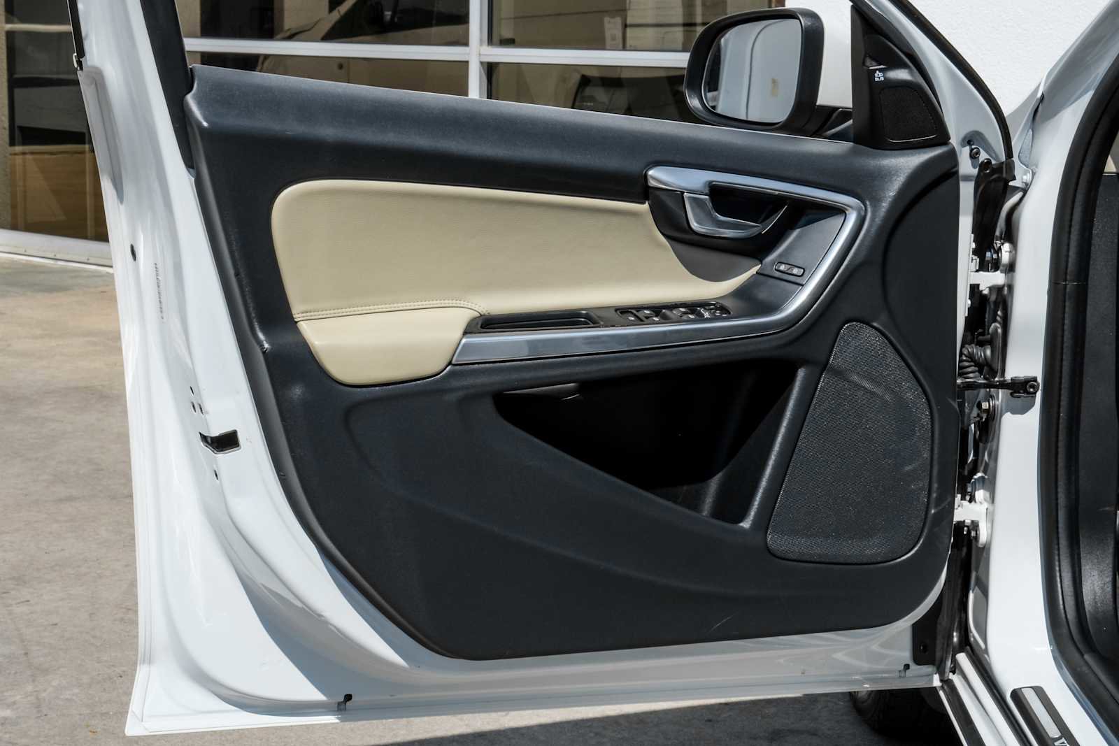 Used 2017 Volvo V60 T5 Premier w/ Convenience Package image 41