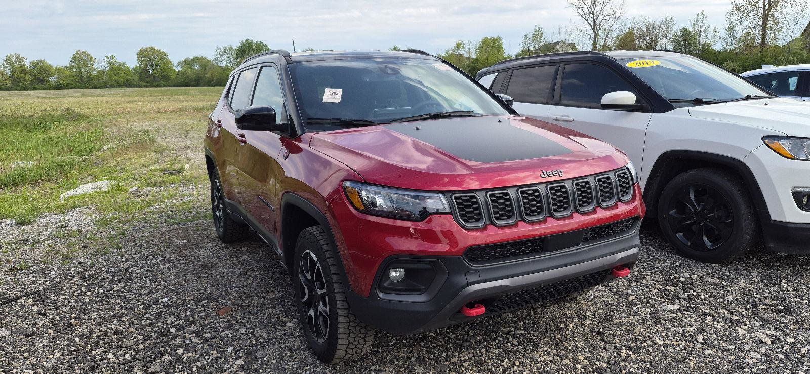 Used 2025 Jeep Compass Trailhawk AWD/4WD image 2
