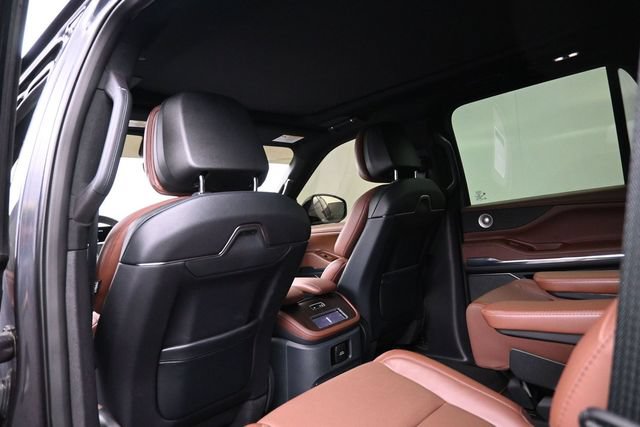 Used 2025 Lincoln Navigator Reserve AWD/4WD image 16