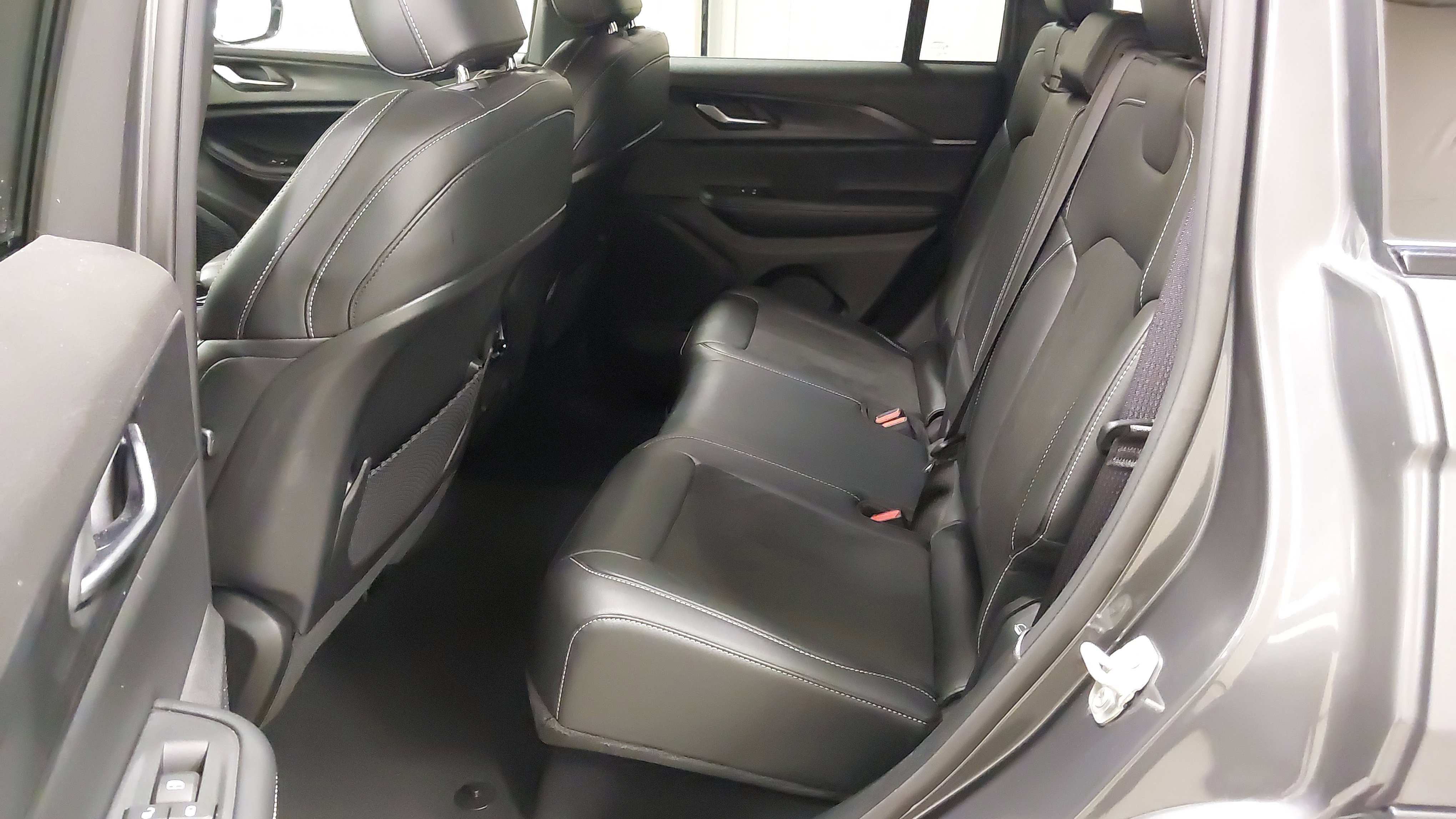 Used 2023 Jeep Grand Cherokee Altitude AWD/4WD image 38