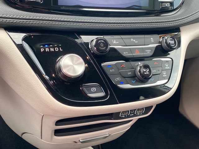 Used 2024 Chrysler Pacifica Limited FWD image 12
