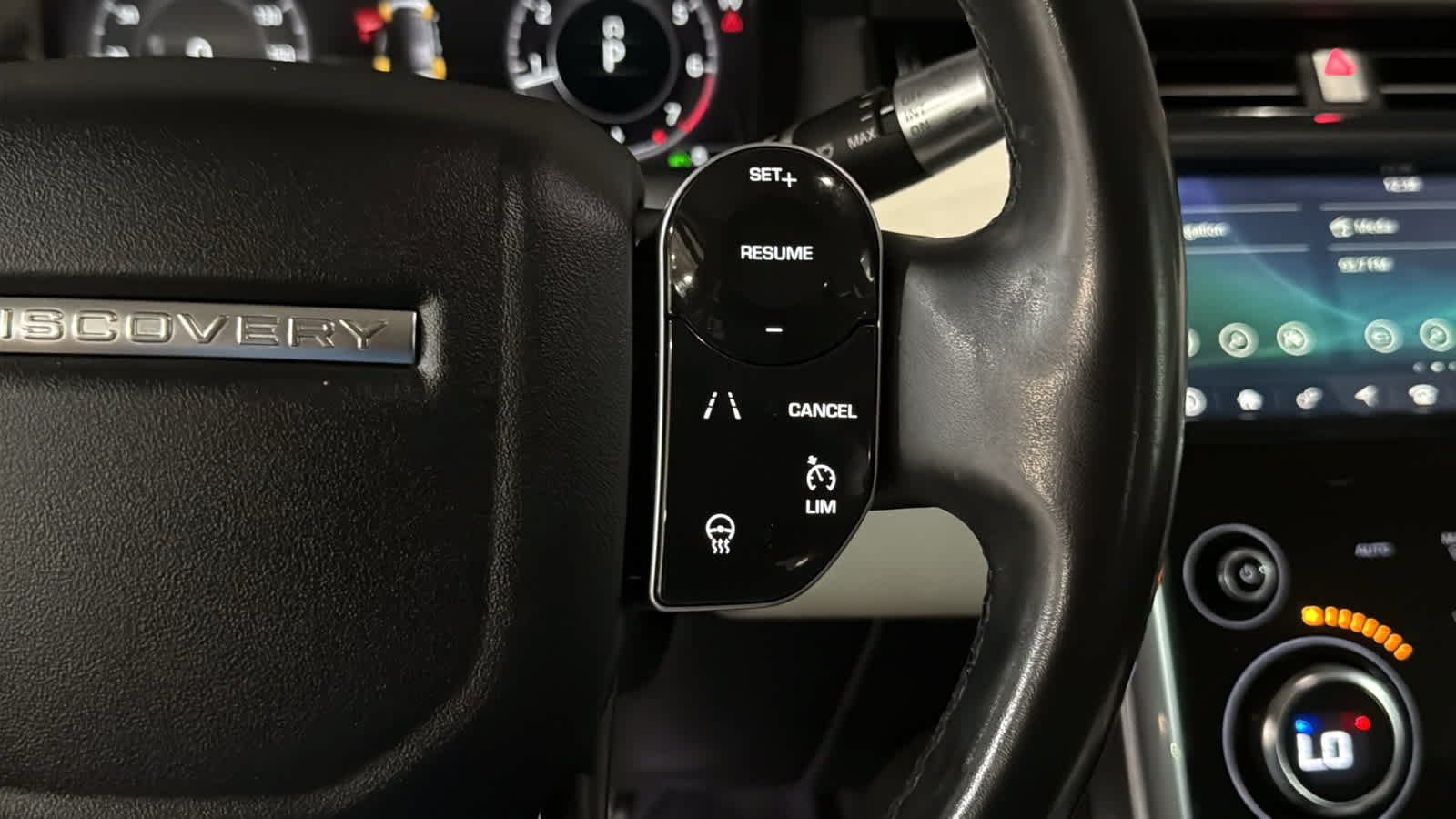 Used 2020 Land Rover Discovery Sport SE AWD/4WD image 11