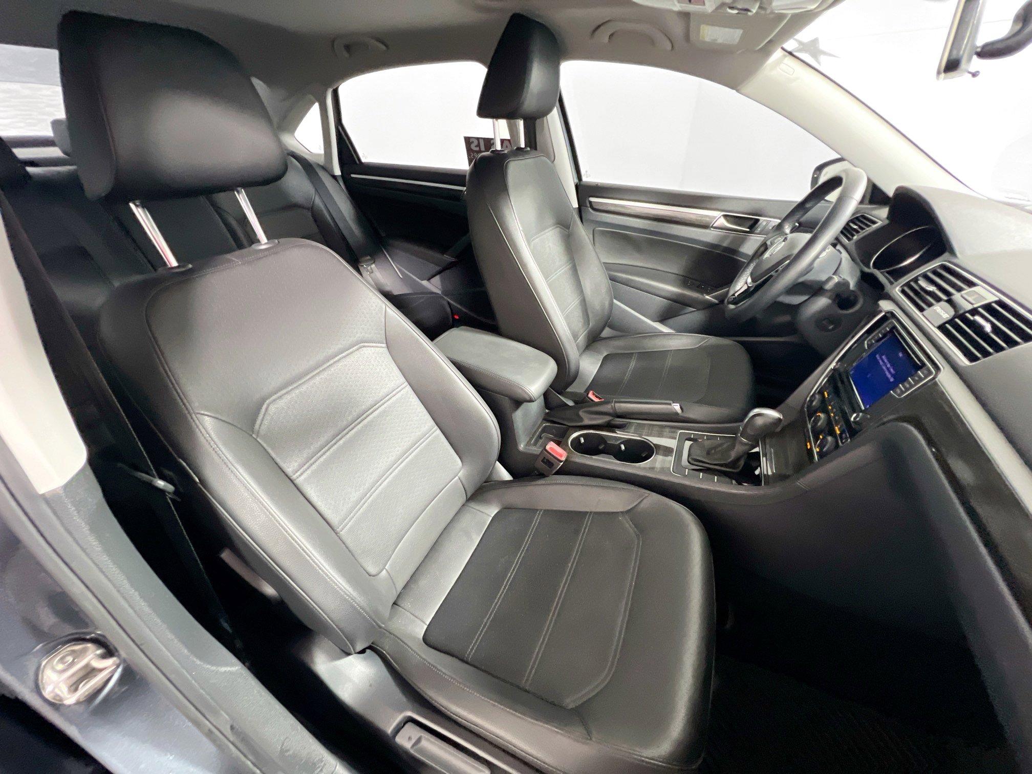 Used 2018 Volkswagen Passat 2.0T SE image 31