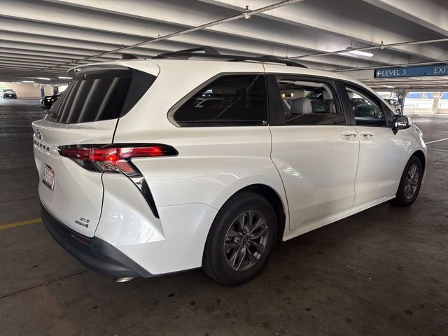 Used 2022 Toyota Sienna XLE w/ XLE Plus Package FWD image 4