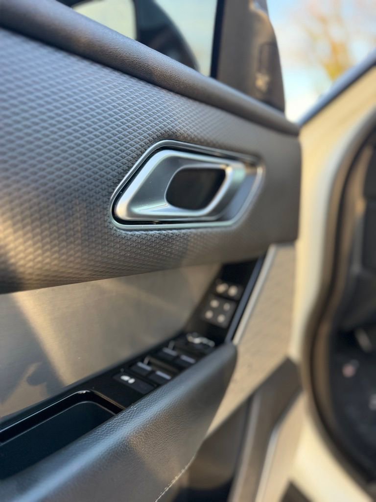 Used 2019 Land Rover Range Rover Velar R-Dynamic SE AWD/4WD image 16