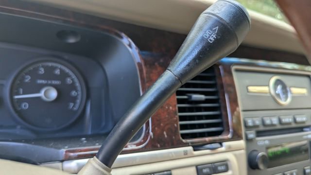 Used 2011 Lincoln Town Car Signature Limited image 26