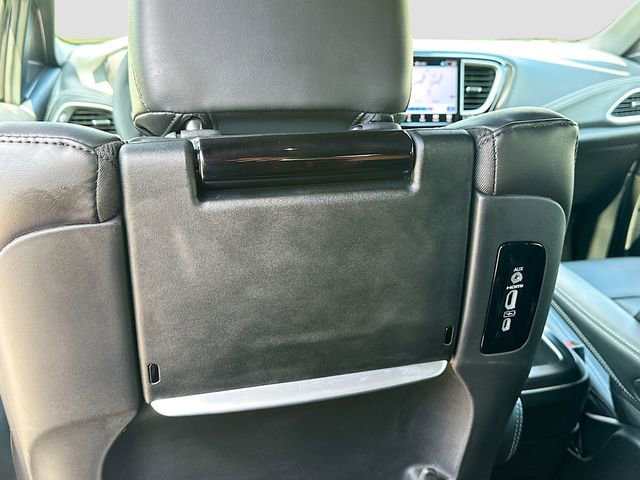 Used 2025 Chrysler Pacifica Select w/ Uconnect Theater Family Group FWD image 25