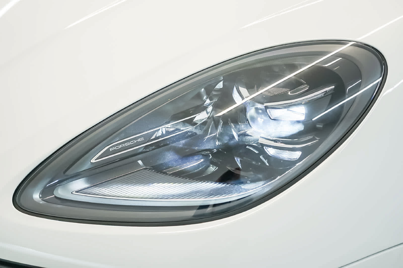 Certified 2026 Porsche Macan AWD/4WD image 15