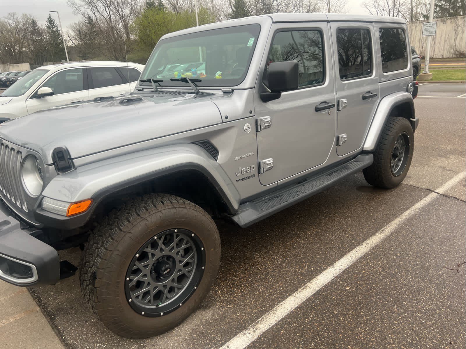 Used 2018 Jeep Wrangler Unlimited Sahara AWD/4WD image 3