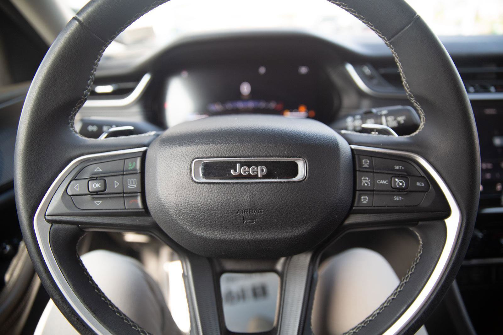 Used 2023 Jeep Grand Cherokee Laredo image 6