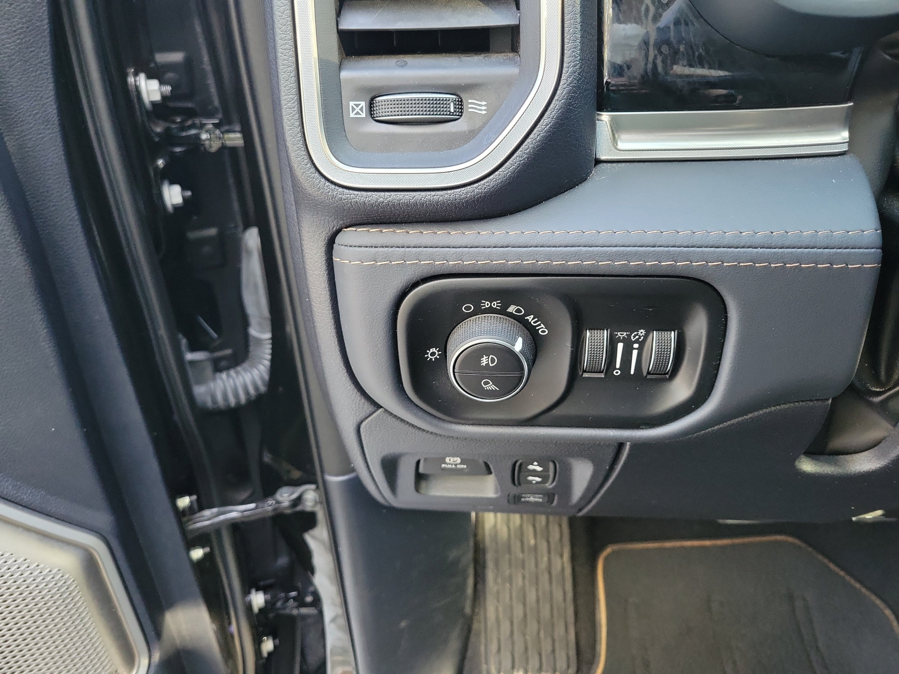 Used 2025 RAM 1500 Tungsten w/ Off Road Group AWD/4WD image 30