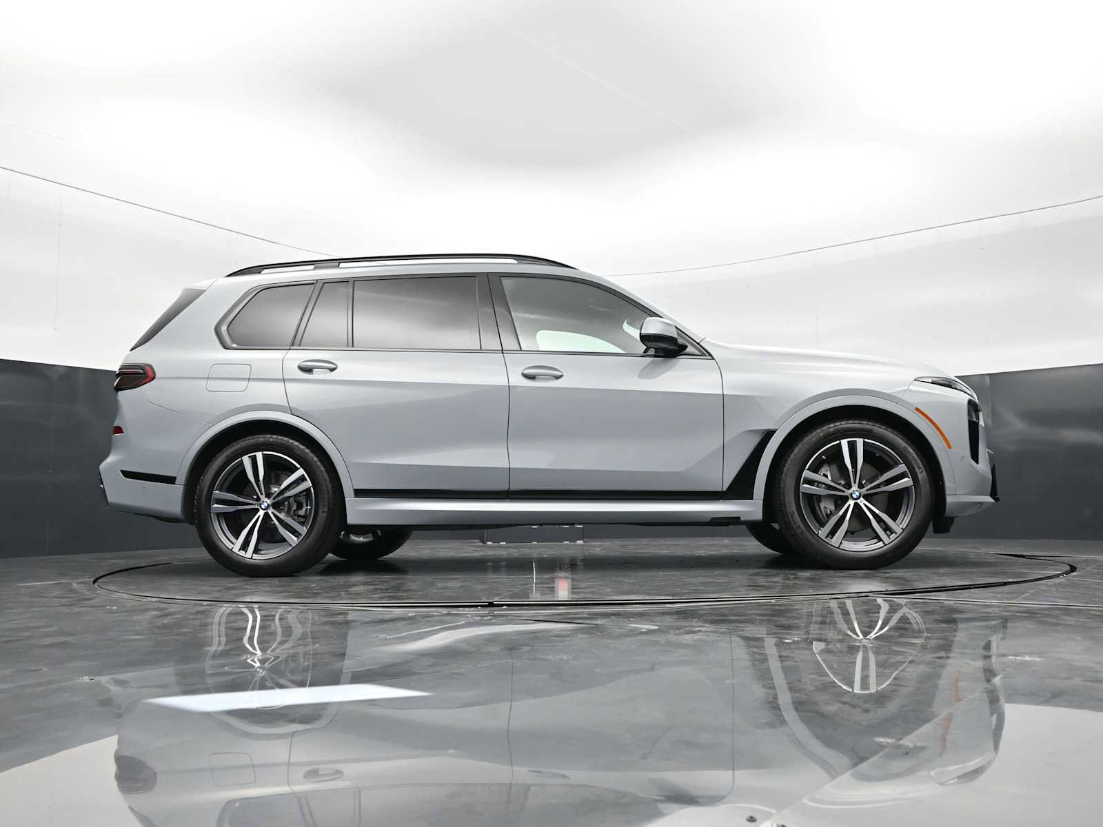 Used 2026 BMW X7 xDrive40i w/ Executive Package image 27