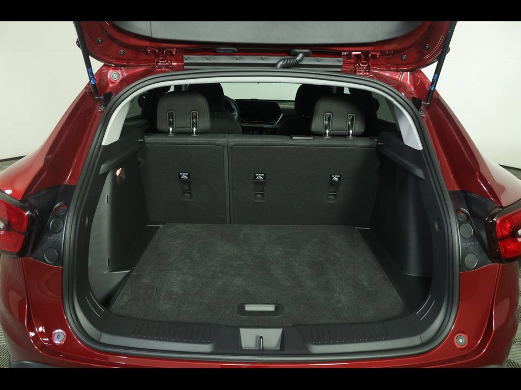Certified 2025 Chevrolet Trax LS w/ LS Convenience Package FWD image 9