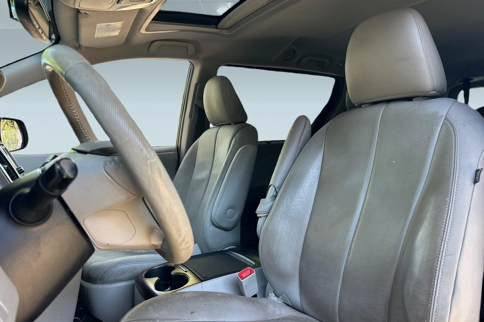 Used 2014 Toyota Sienna XLE FWD image 5
