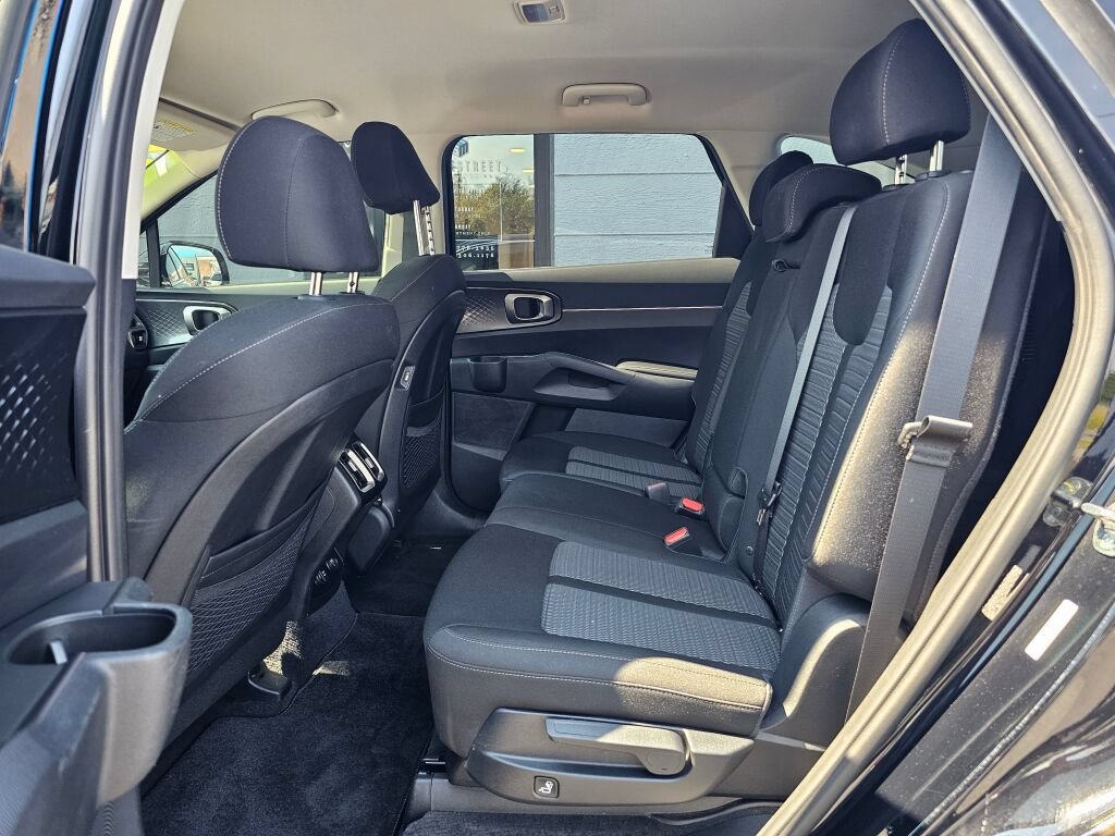 Used 2023 Kia Sorento LX AWD/4WD image 16