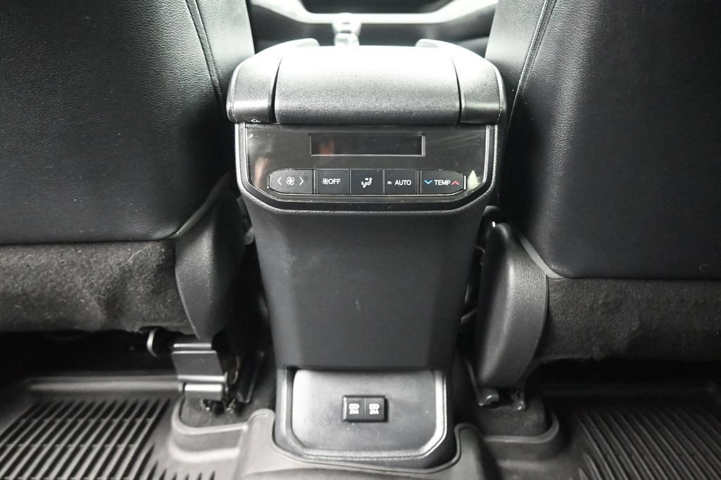 Used 2020 Toyota Highlander XLE AWD/4WD image 36