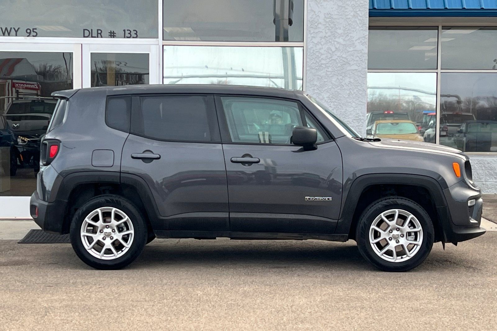Used 2023 Jeep Renegade Latitude image 2
