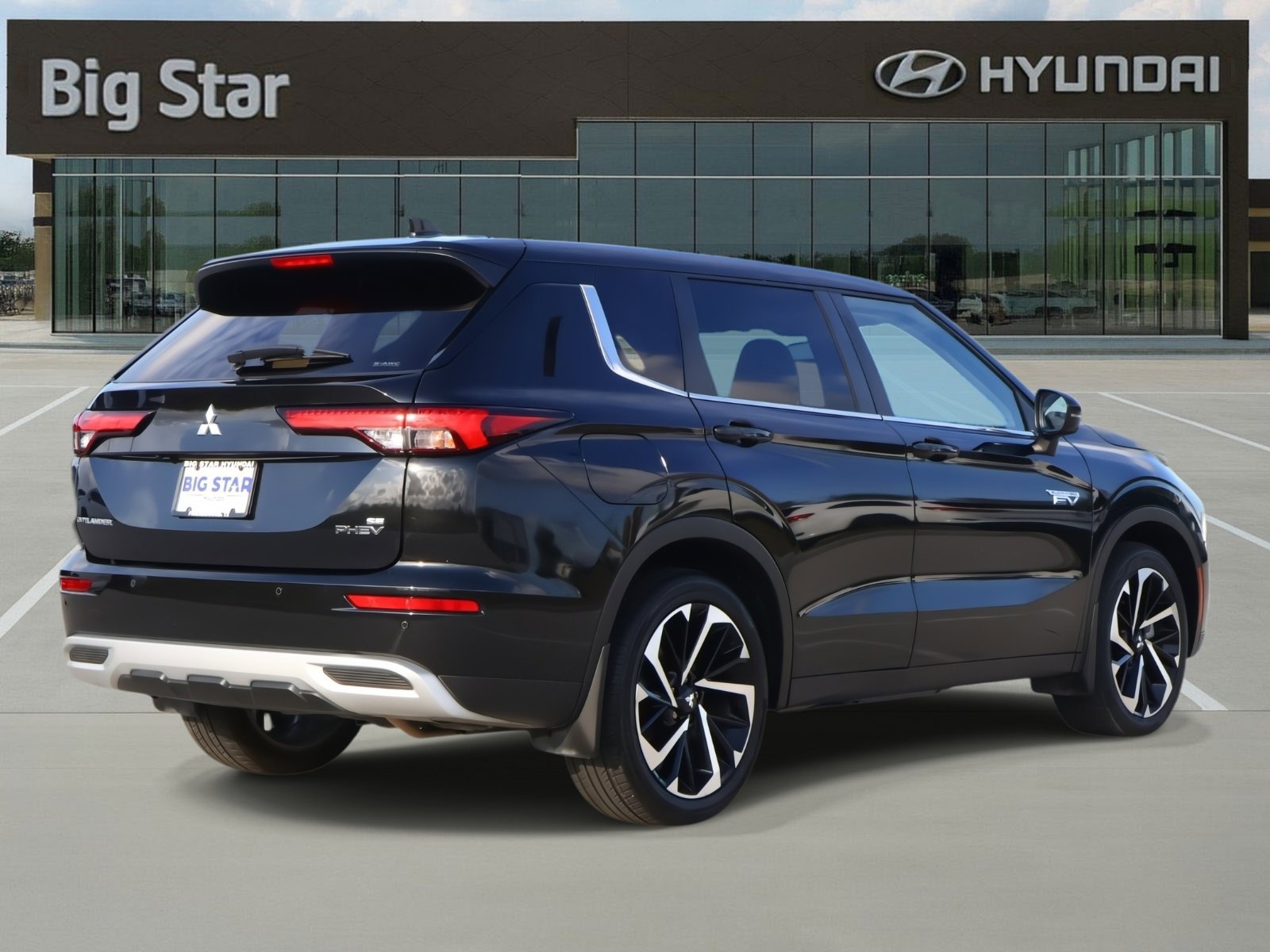 Used 2023 Mitsubishi Outlander SE image 4