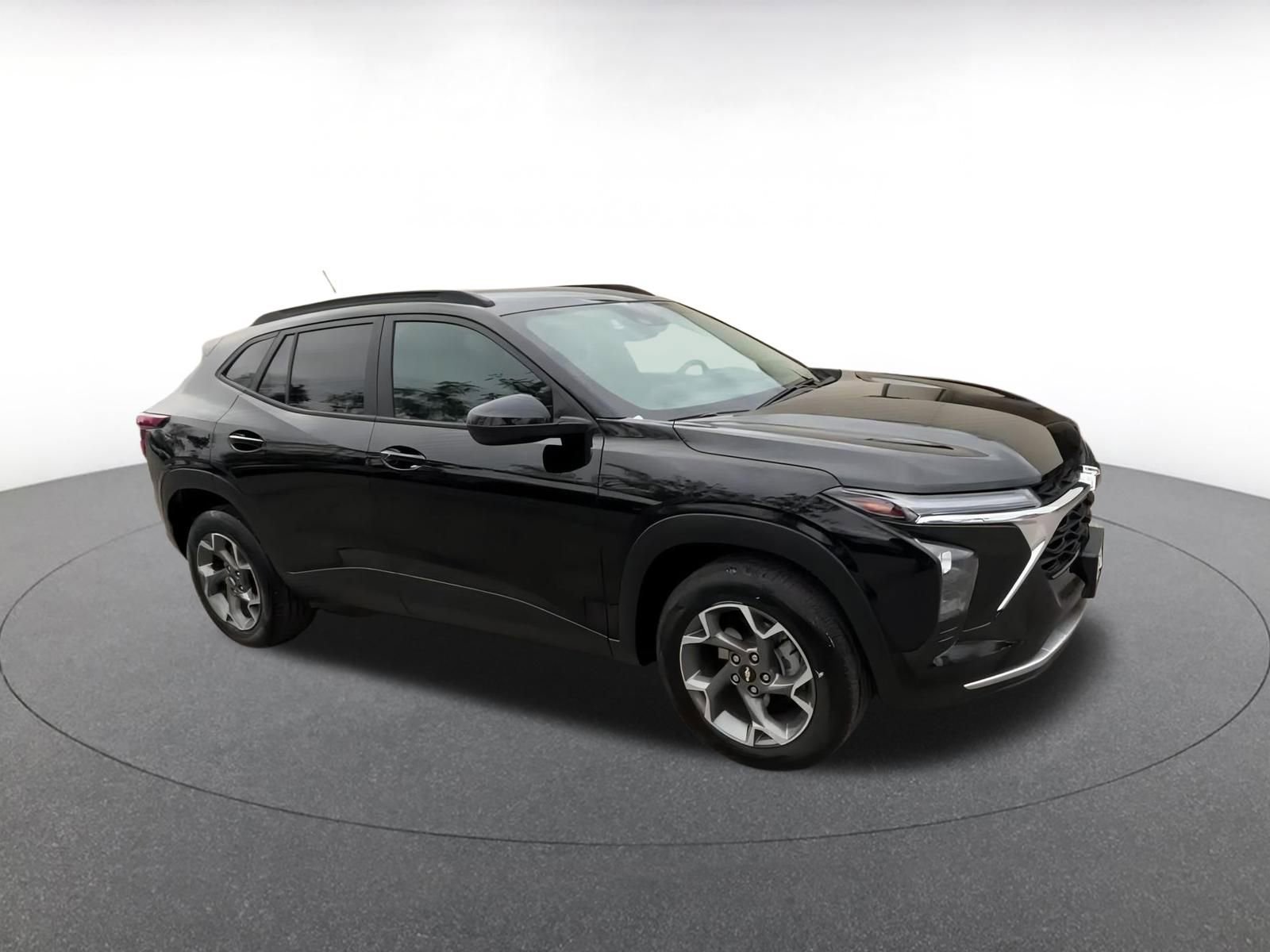 Used 2025 Chevrolet Trax LT w/ LT Convenience Package image 2