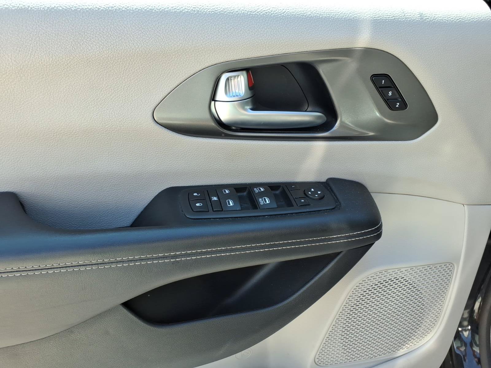 Used 2024 Chrysler Pacifica Touring-L FWD image 12