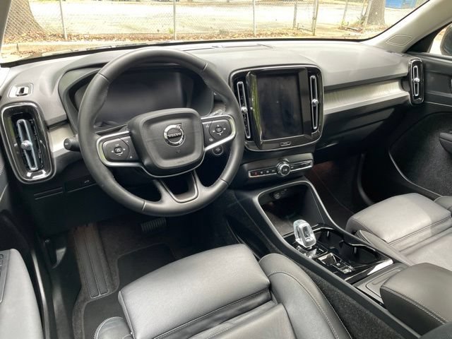 Certified 2025 Volvo XC40 B5 Plus AWD/4WD image 17