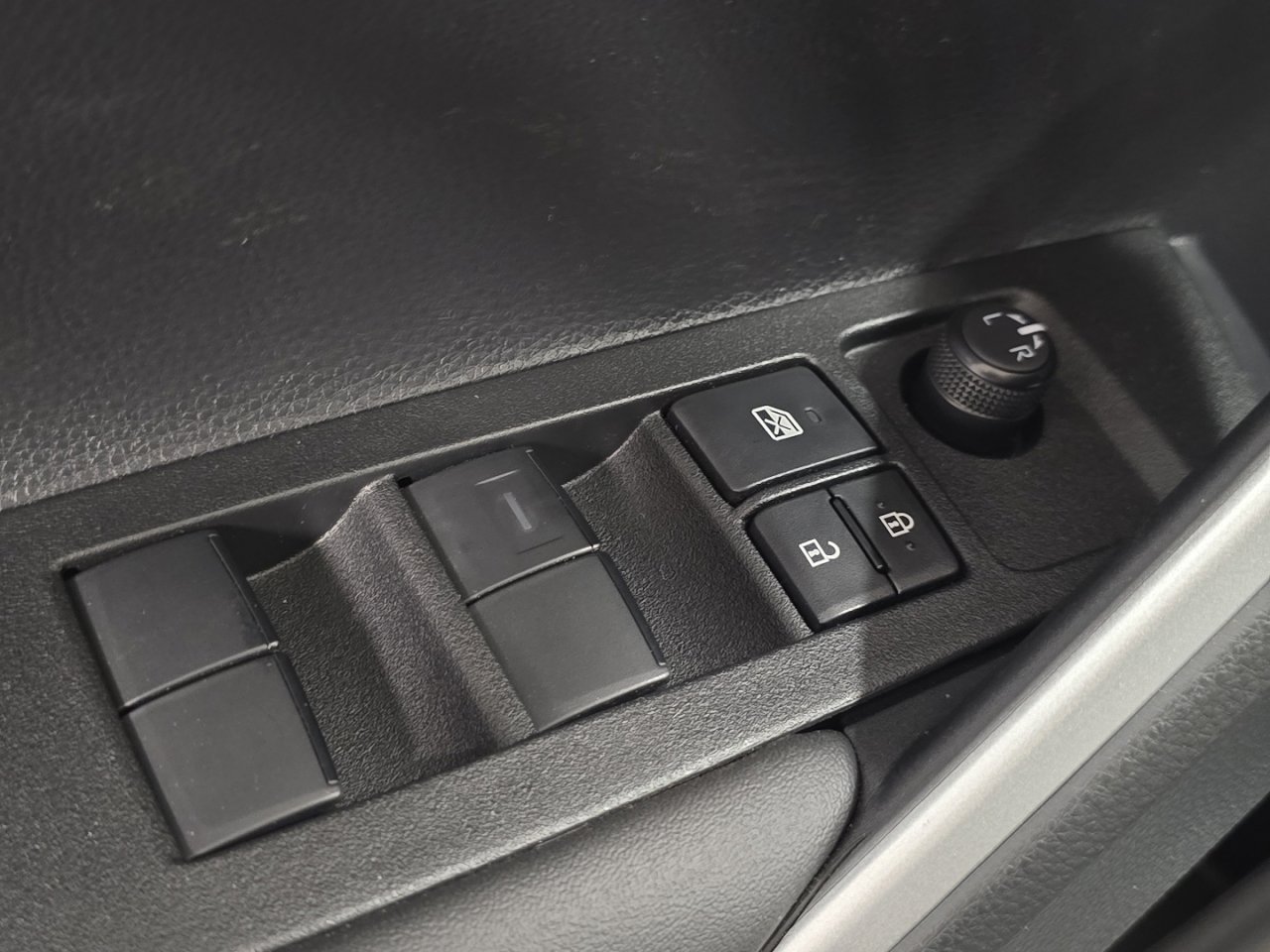 New 2026 Toyota Corolla Cross L image 21