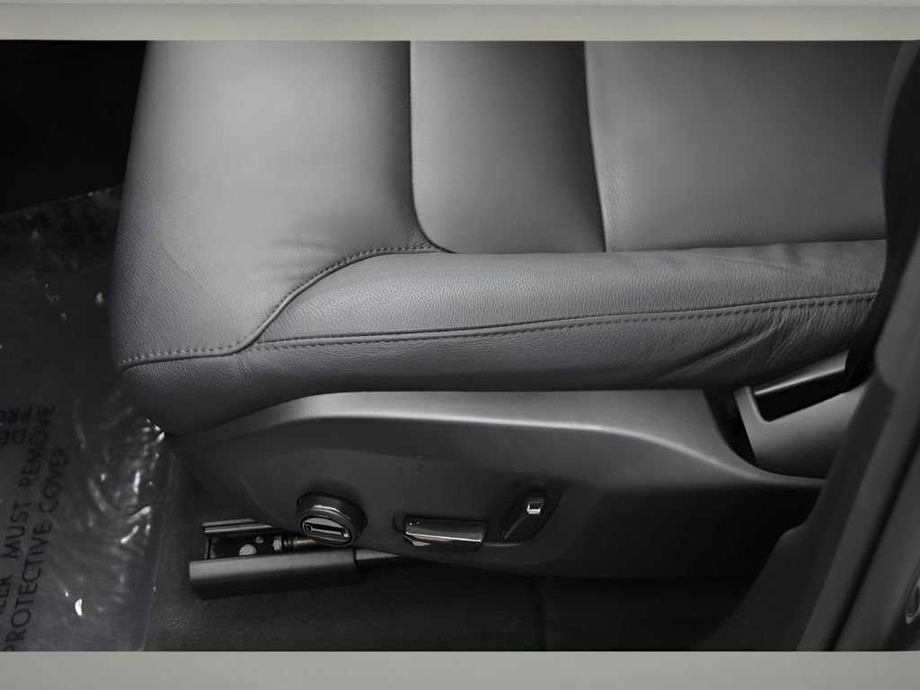 Certified 2025 Volvo XC60 B5 Core image 34