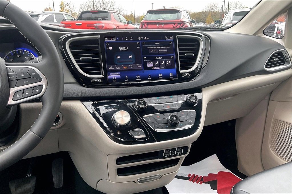 Used 2024 Chrysler Pacifica Touring-L image 15