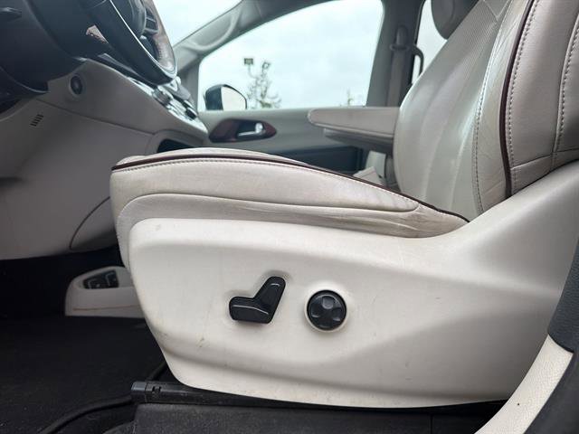 Used 2019 Chrysler Pacifica Limited image 14