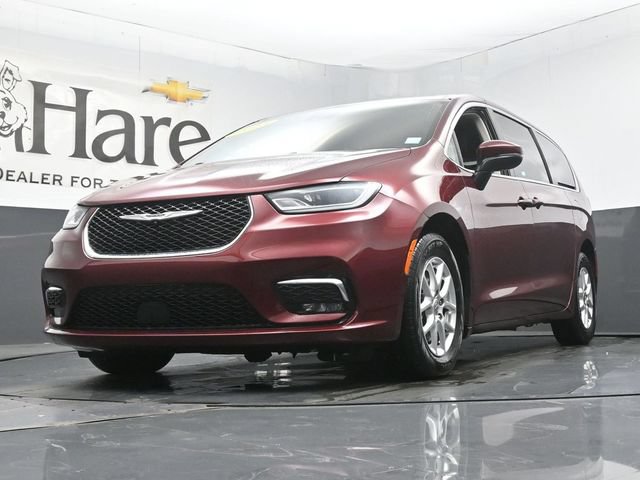 Used 2023 Chrysler Pacifica Touring-L FWD image 4