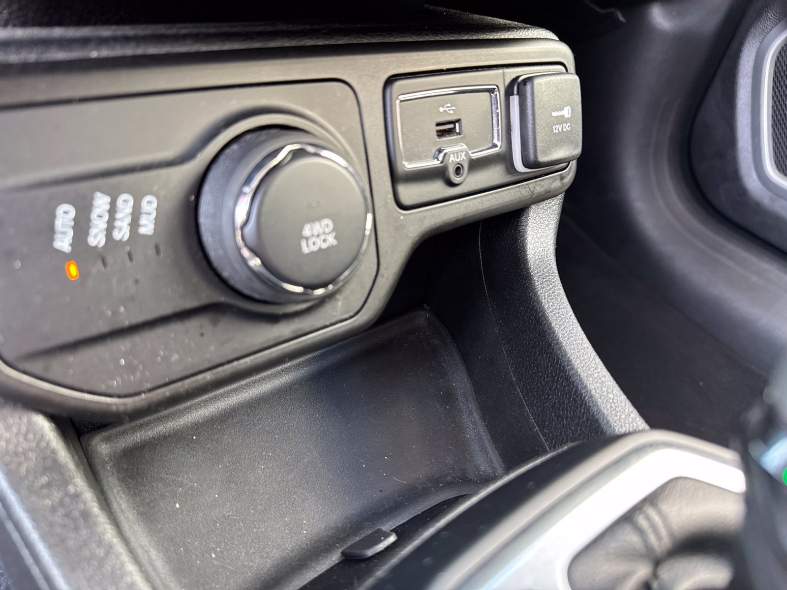 Used 2018 Jeep Renegade Latitude AWD/4WD image 25